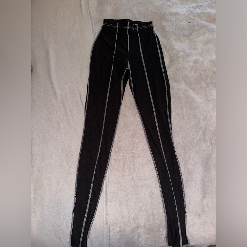 PrettyLittleThing Leggings with Cutout Ankles